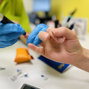 Ärztin nimmt Blutprobe von Patientin