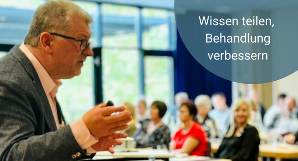 Prof. Dr. med. Frank Förster hält einen Vortrag