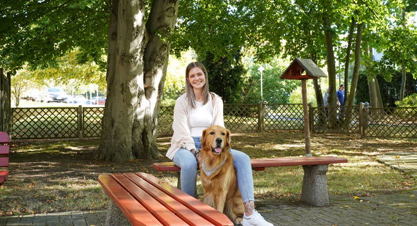 Ergotherapeutin mit Hund