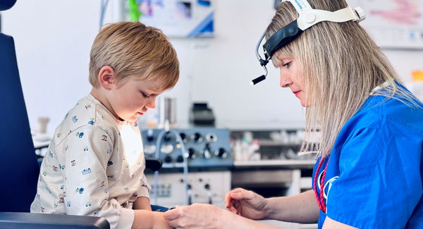 Ärztin führt Allergietest bei kleinem Kind durch