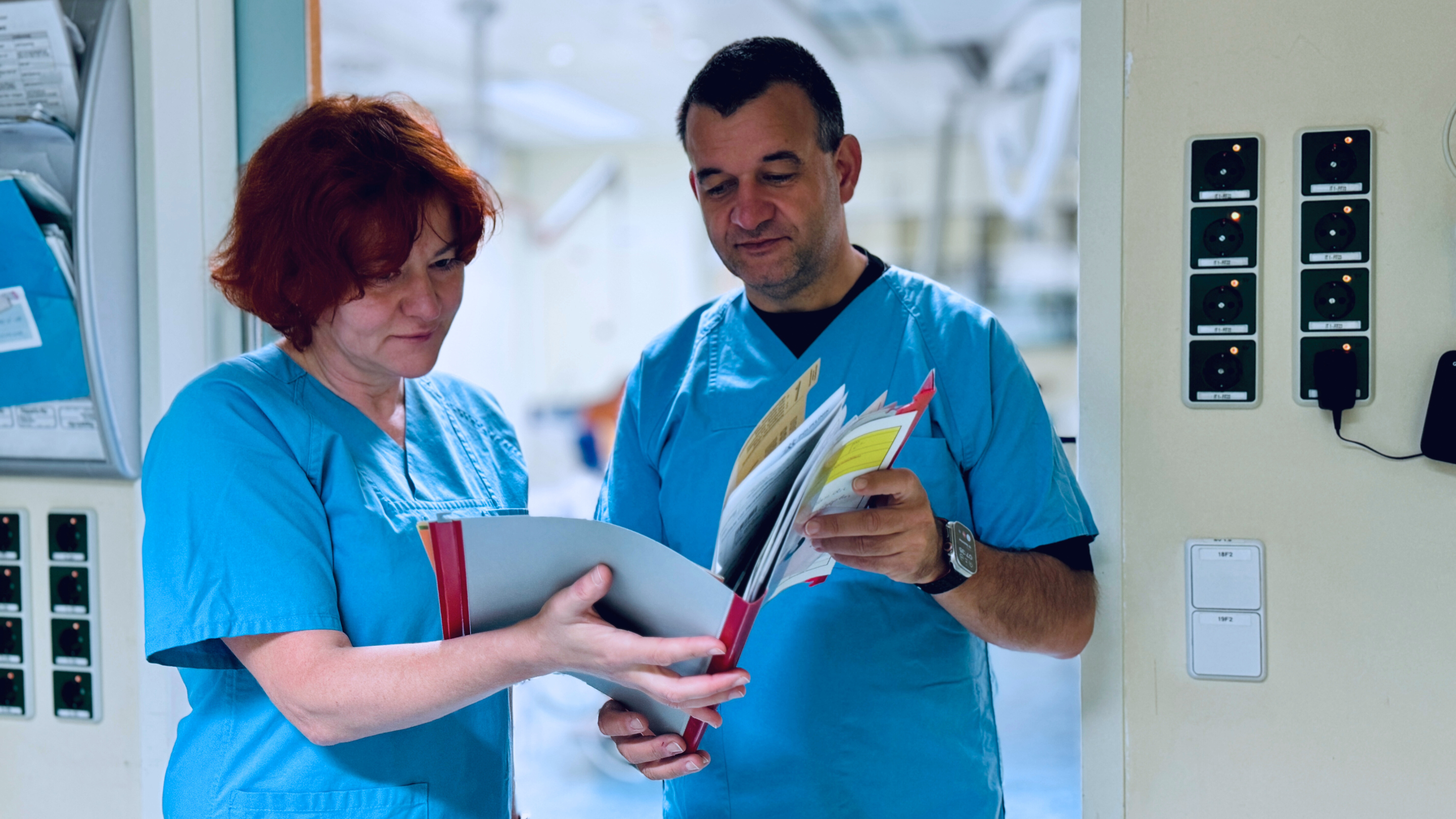 zwei Ärzte sehen sich Patientenakte an
