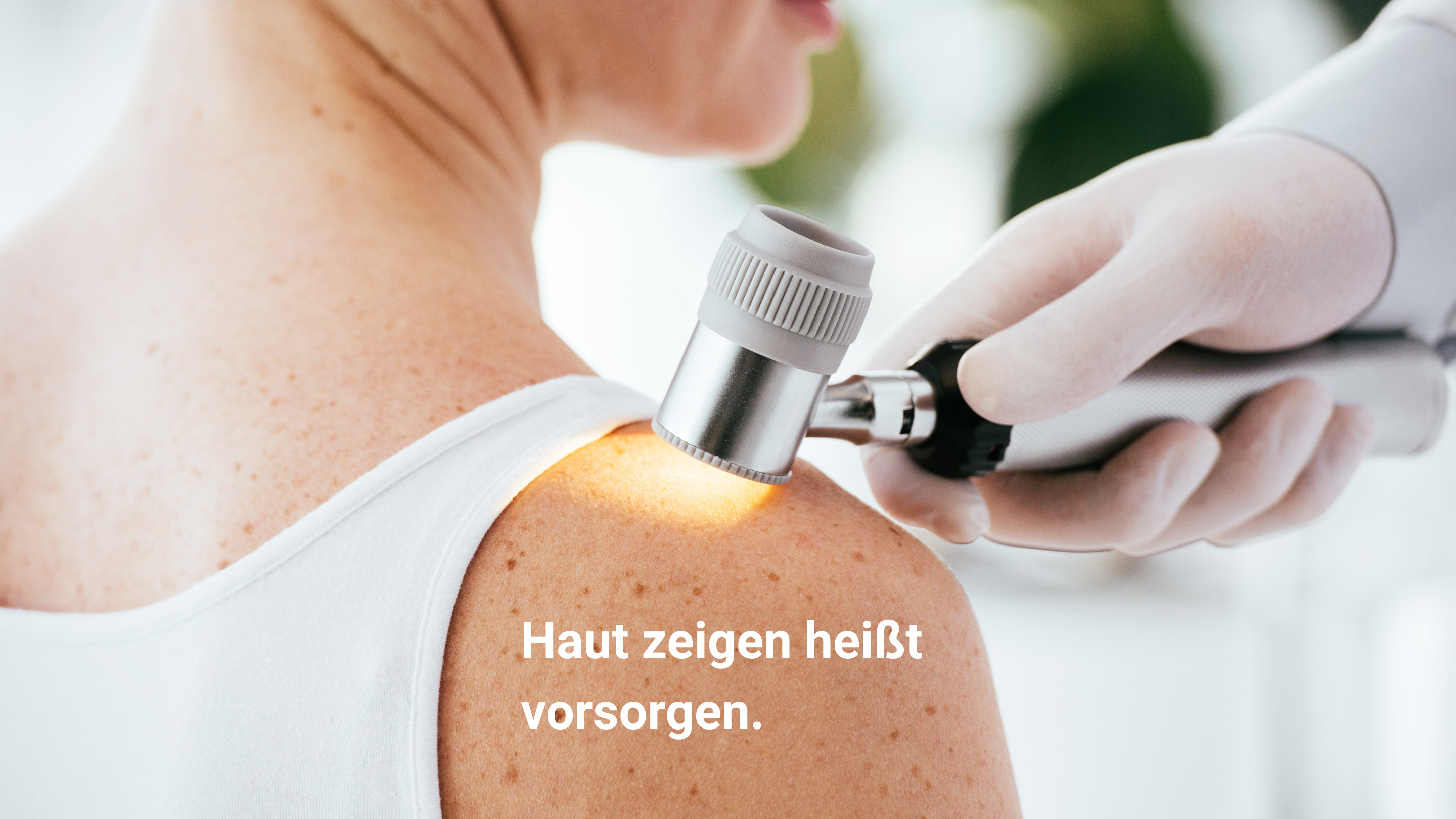 Arzt leuchtet mit Gerät auf die Schulter einer Patientin