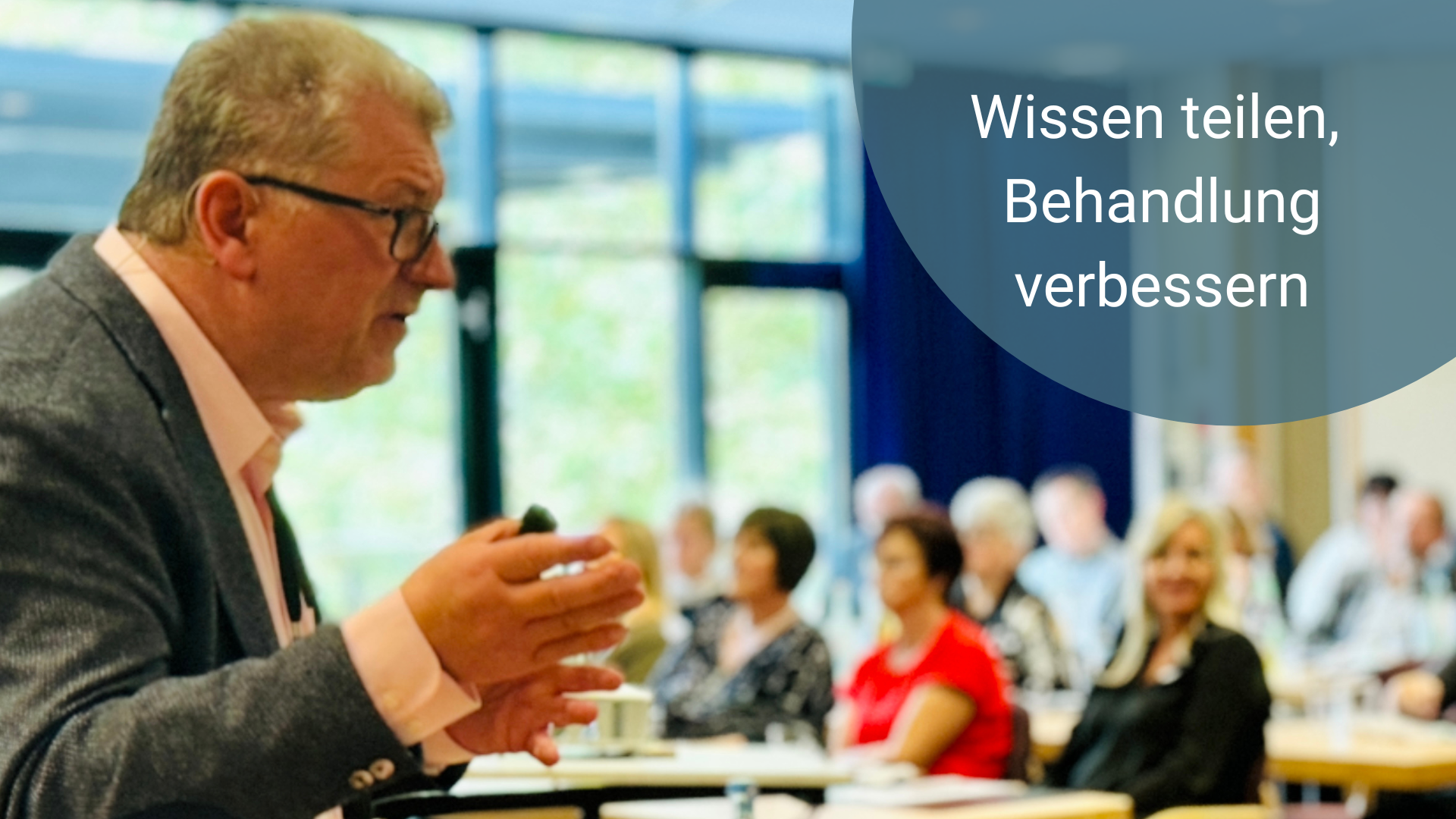 Prof. Dr. med. Frank Förster hält einen Vortrag